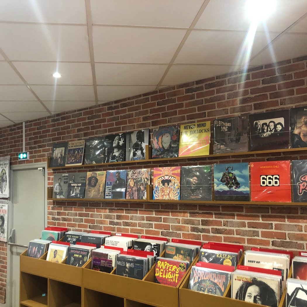 Records Dealer 1